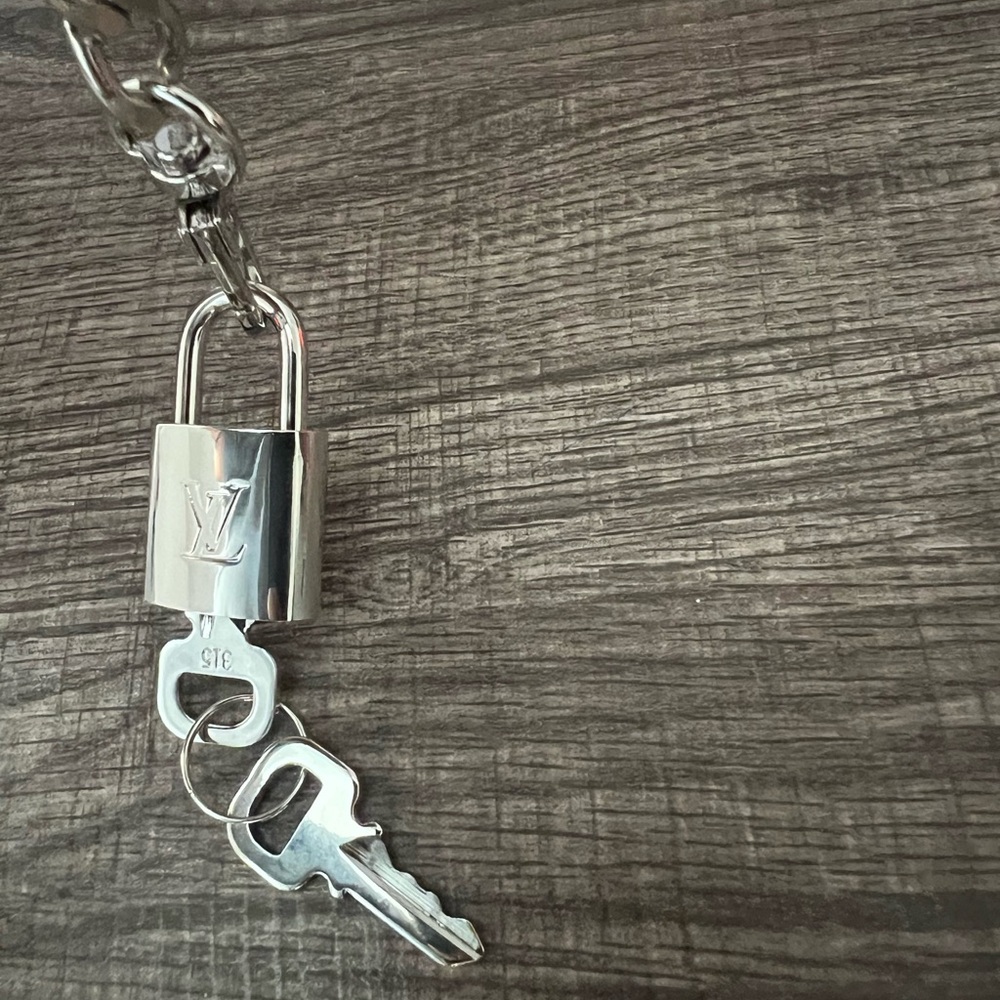 Silver Lv Lock And Key 315 - Picture 5 of 6